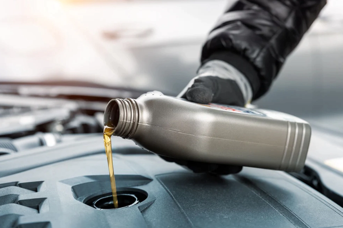 Riverside Oil Change Service: Benefits of Scheduled Services vs. Ad-Hoc Changes